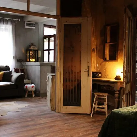 Vintage In Old Town Apartment